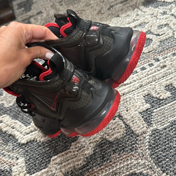 Nike LeBron 19 bred (GS) - Picture 3 of 8